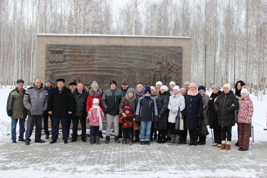 Погода волчанск свердловская. Комсомольский парк Волчанск. Памятники в Комсомольском парке Волчанск Свердловская область. Волчанск Свердловская область парк. Волчанск Свердловская область Южная часть.