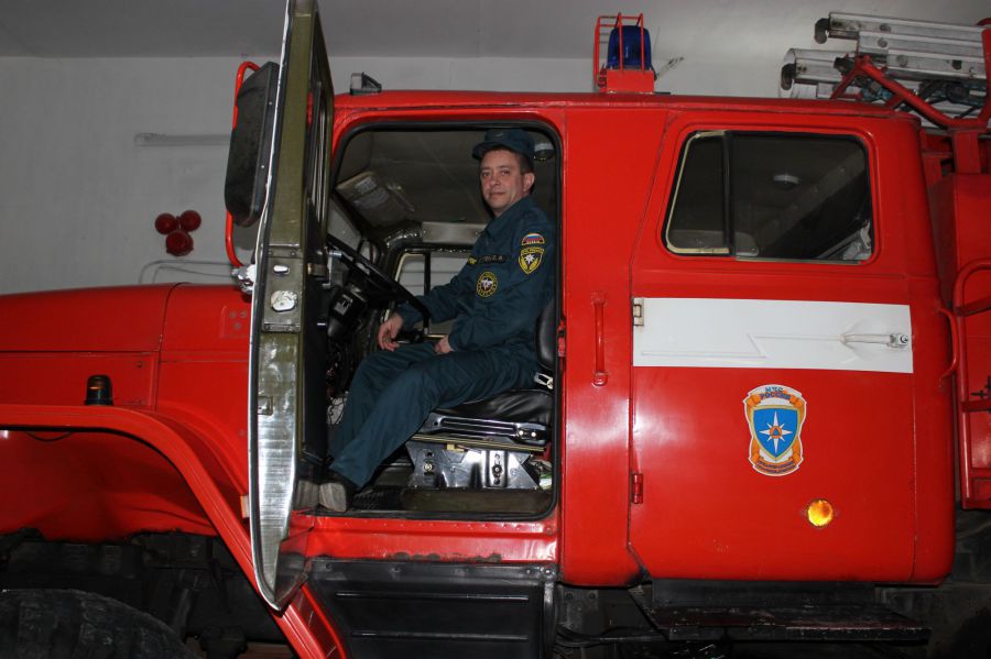 Водитель пожарного автомобиля дежурство. Водитель пожарного автомобиля. Форма водителя пожарного автомобиля. Одежда водителя пожарного автомобиля. Профессия водитель пожарного автомобиля.