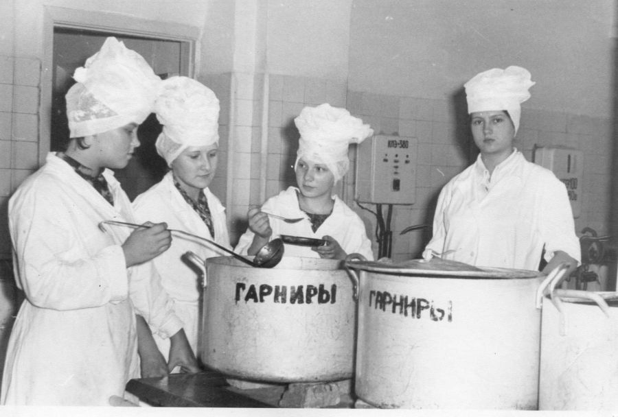 80-е годы. Студенты училища № 52 проходят практику в столовой. 80-е годы. Студенты училища № 52 проходят практику в столовой.