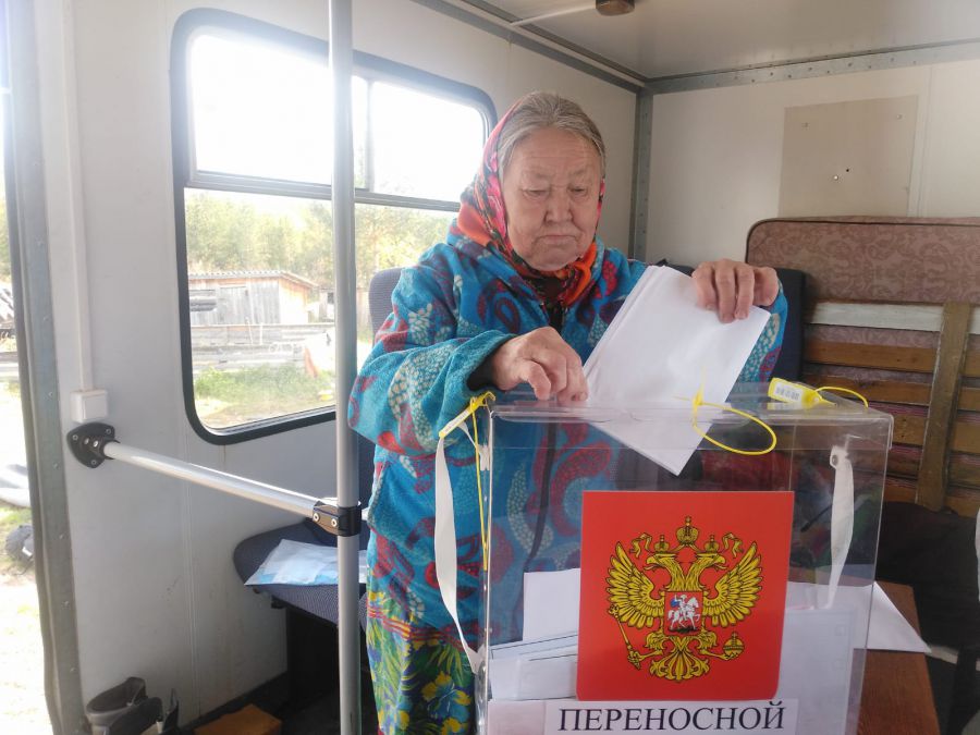Голосует жительница п. Ушма