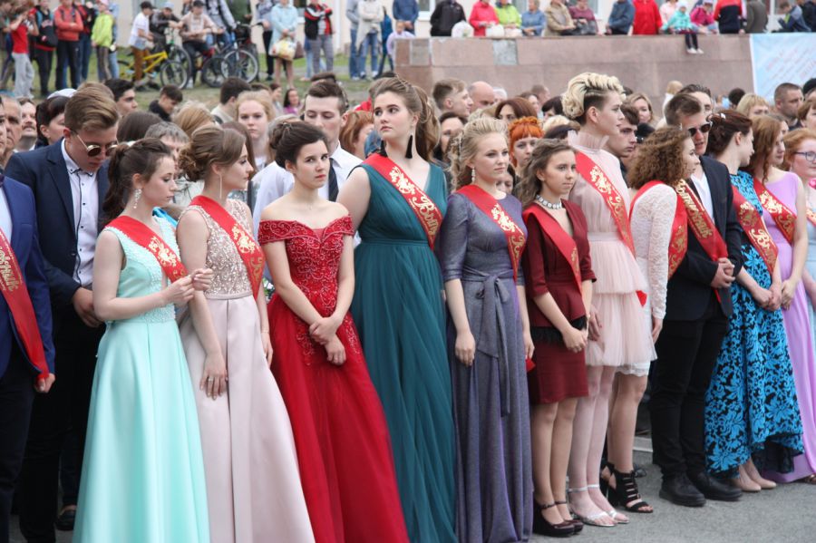 Фото выпуска 2012. Выпускники школ 2 2009 год Карпинск. Бал выпускников на день молодежи. Школа 6 Карпинск выпускной 2017 год. Школа 16 Карпинск 2016 выпускной.